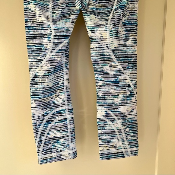 Lululemon inspire crop II blurry belle multi size 6 - Picture 4 of 5